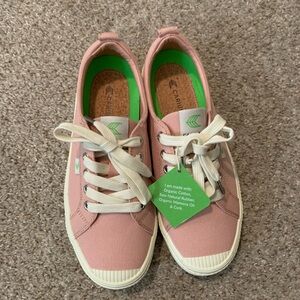 NWT Cariuma OCA Low in Rose Canvas size 7 women